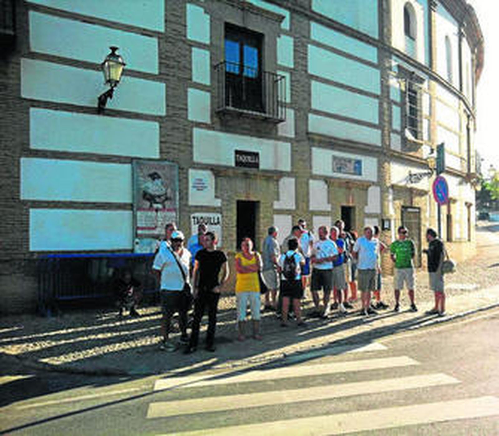 Los concentrados, ayer, a las puertas de la plaza de toros de Antequera.