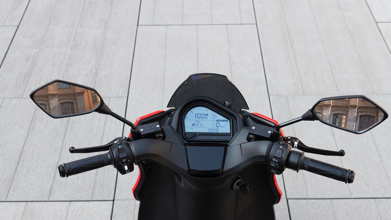 Desde la piña de la derecha, con la función mode se puede seleccionar el tipo de ajuste del motor que más se adapta a cada situación.