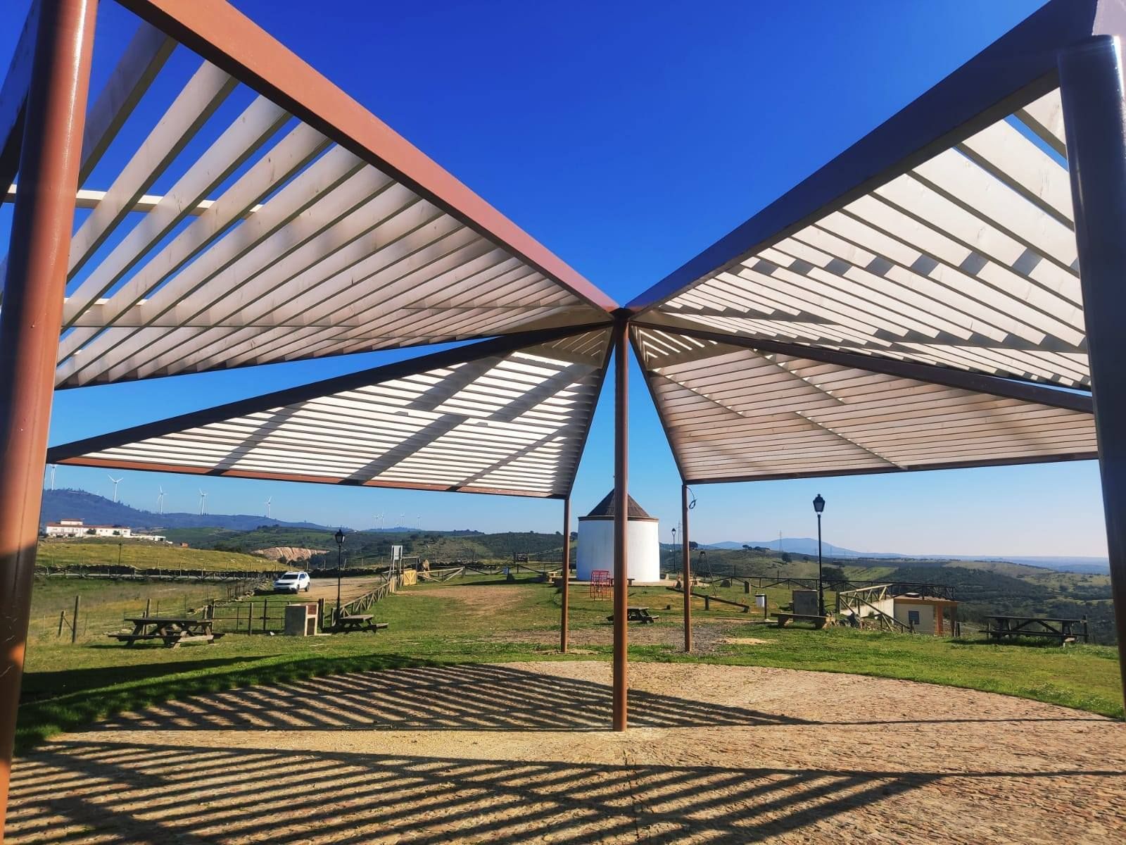 Pérgola instalada frente al Molino del Santo, en El Granado.