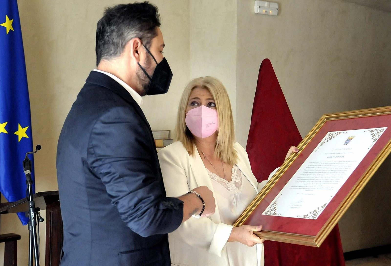Mamen Sánchez, alcaldesa de Jerez, entrega a Miguel Poveda su nombramiento como Embajador del Flamenco de Jerez 2021. Mamen Sánchez, alcaldesa de Jerez, entrega a Miguel Poveda su nombramiento como Embajador del Flamenco de Jerez 2021.