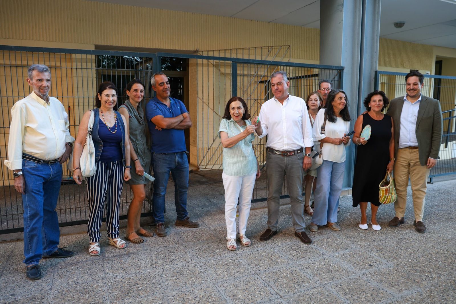 José Luis Sanz entrega las llaves a la junta directiva de la asociación de vecinos de Bami.