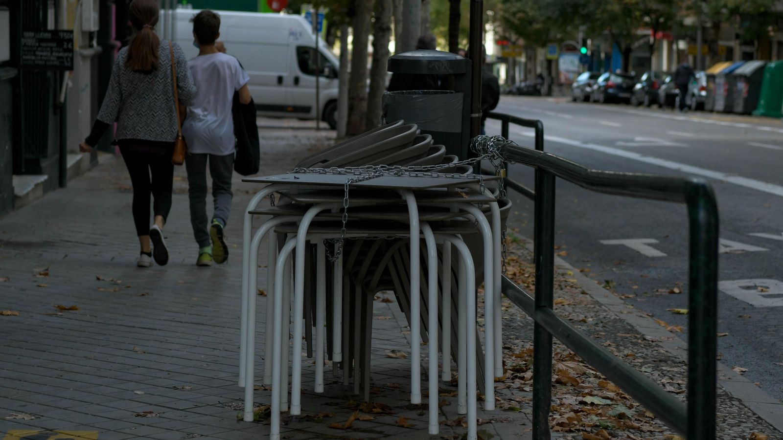 Mesas amontonadas de un bar en Granada.
