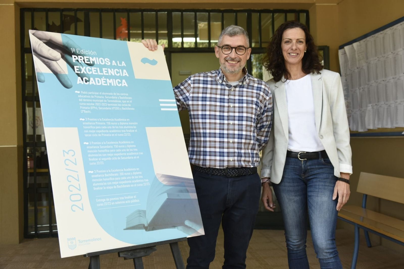 El concejal de Educación, Francisco García Macías, y la directora del CEIP Mar Argentea, Carolina Delgado.
