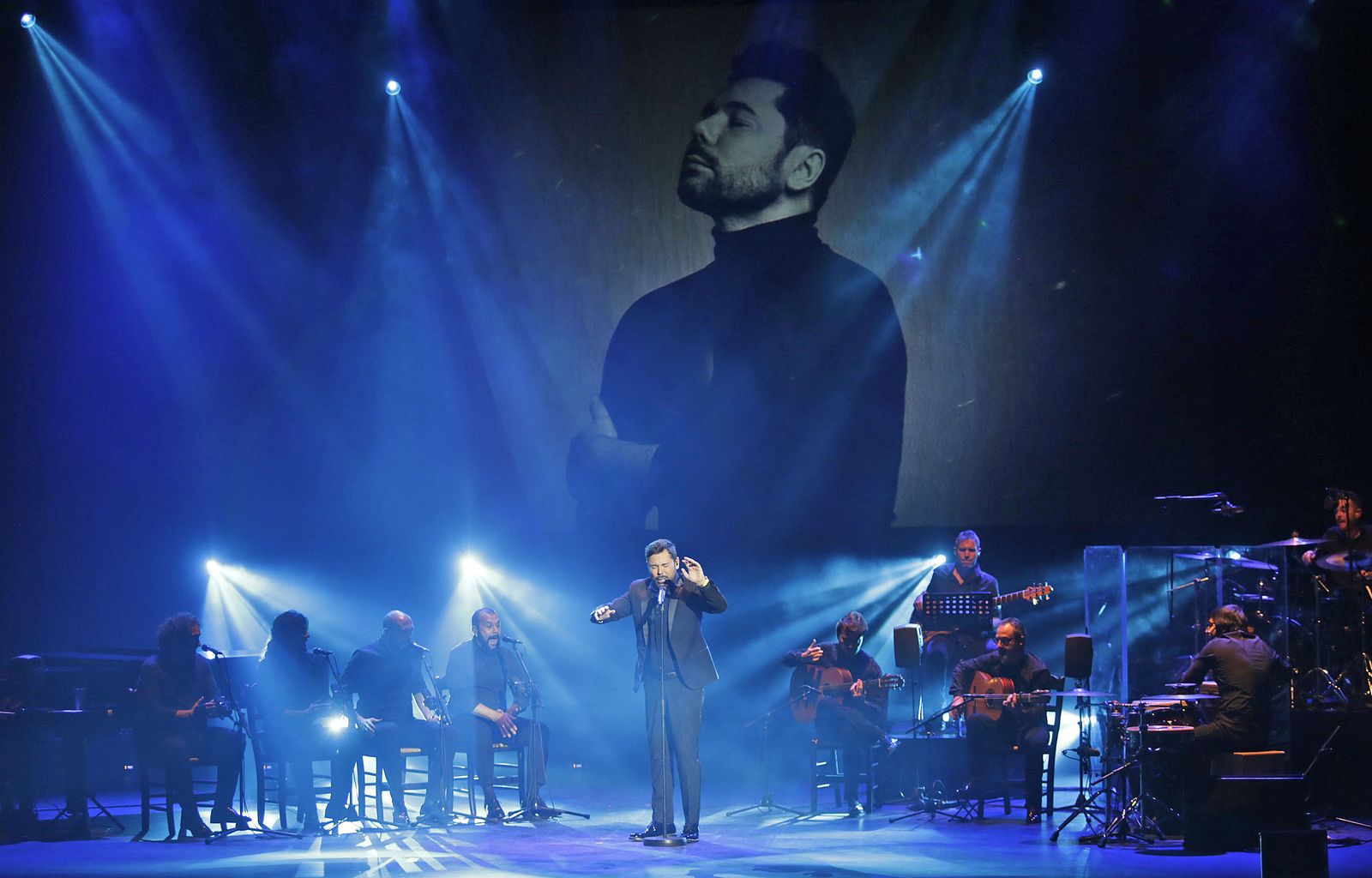 Imágenes de la actuación de Miguel Pôveda en el Teatro Falla