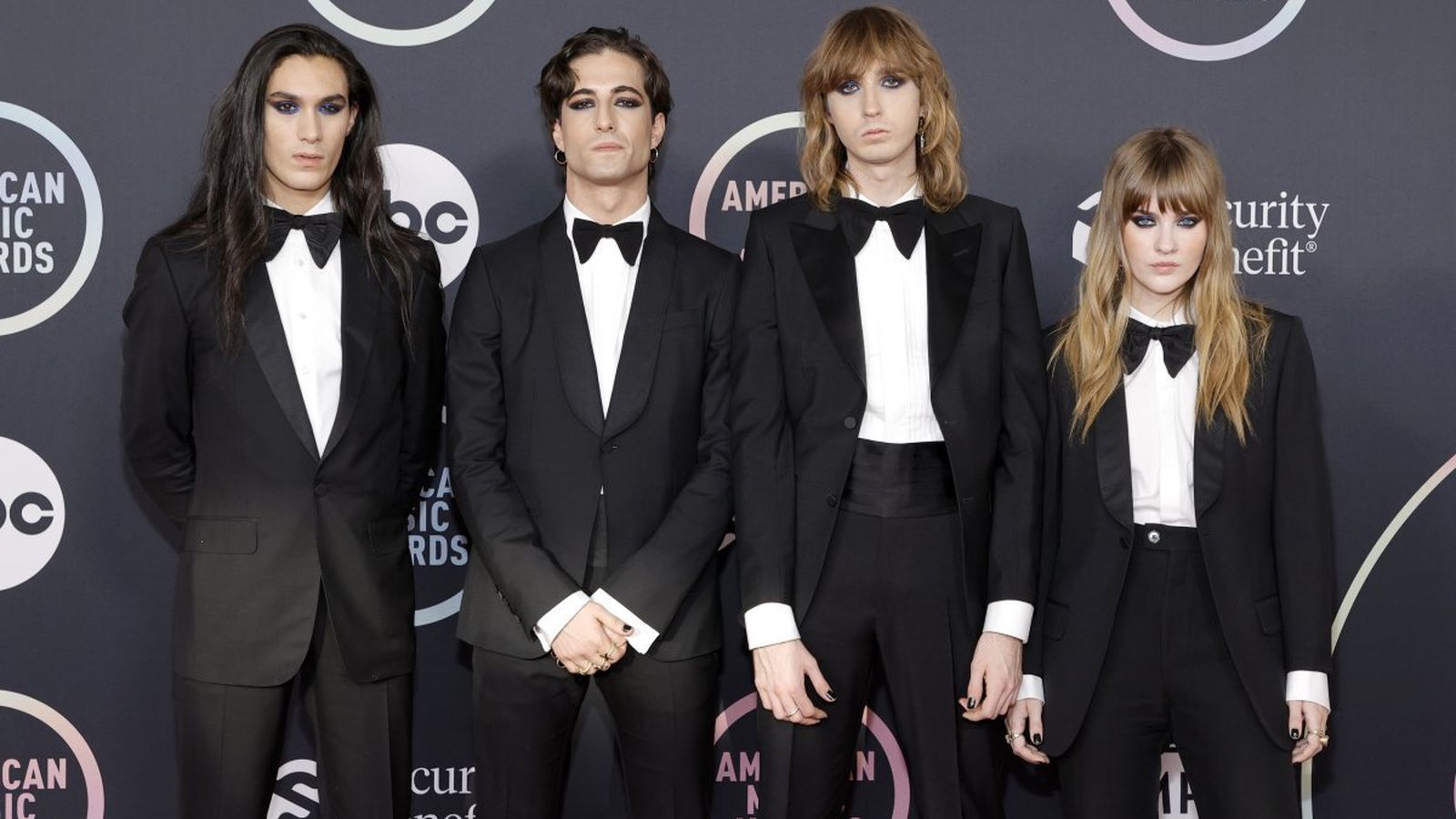 Maneskin, más formales imposible.