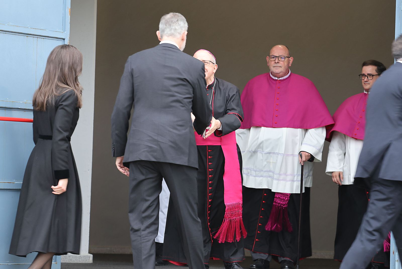 Fotografías de la llegada de los reyes Felipe VI y Doña Letizia al funeral por las víctimas de Adamuz en Huelva