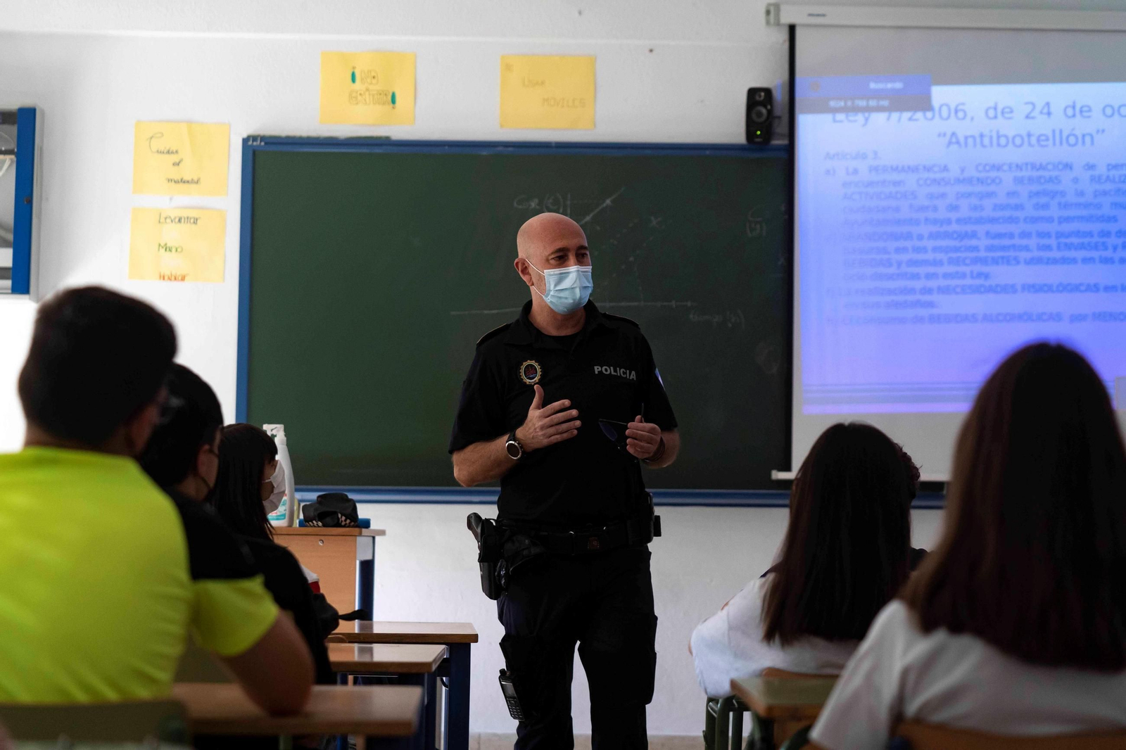Agente tutor de la Policía Local en un centro educativo de Córdoba.