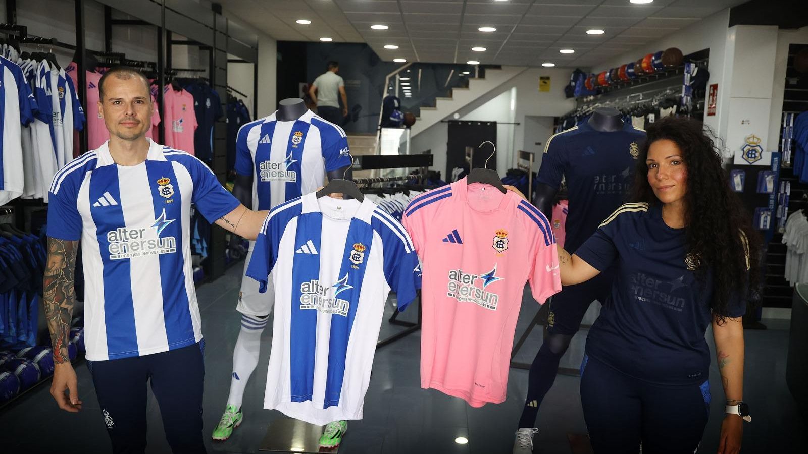 Las equipaciones del Recreativo de Huelva, ya a la venta en la tienda oficial desde este lunes.