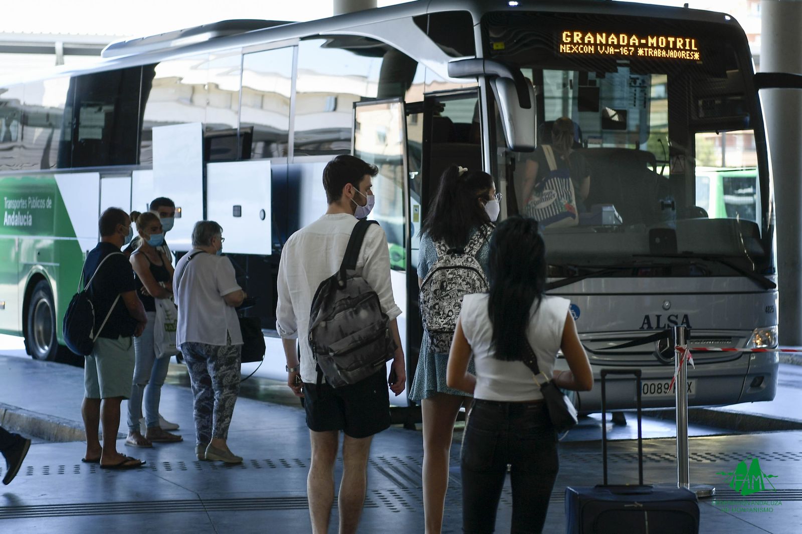 Viajeros en la estación de autobús de Granada.