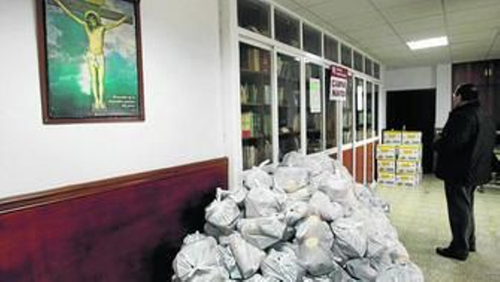 Las bolsas con la ayuda para las familias, durante la campaña de Navidad del pasado año en la sede de Cáritas Parroquiales.