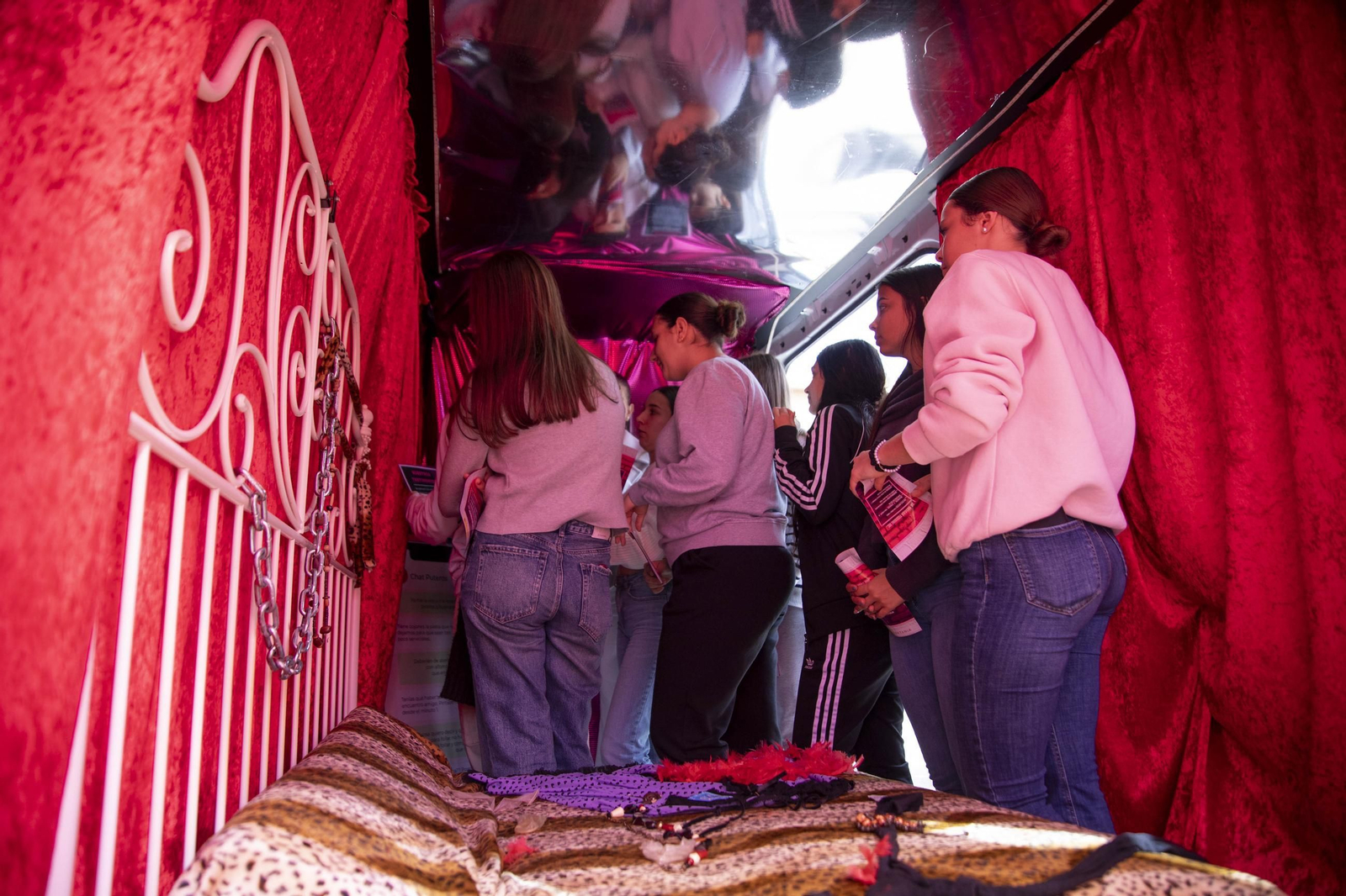 Sensibilización sobre la trata de mujeres en el IES Maestro Padilla de Almería, en imágenes