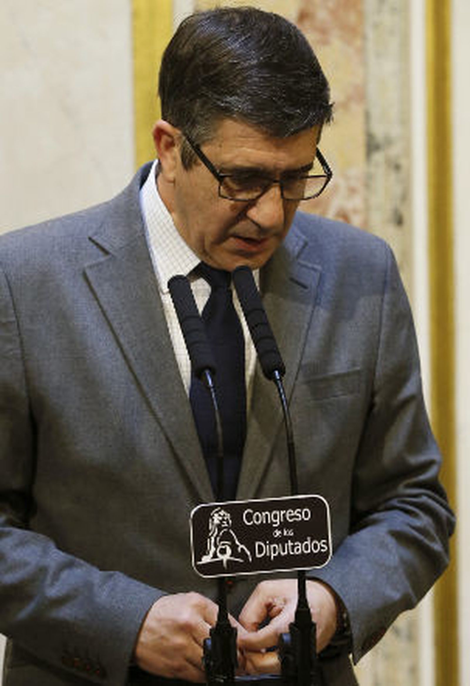 Patxi López no convence al Gobierno, que seguirá sin someterse al control