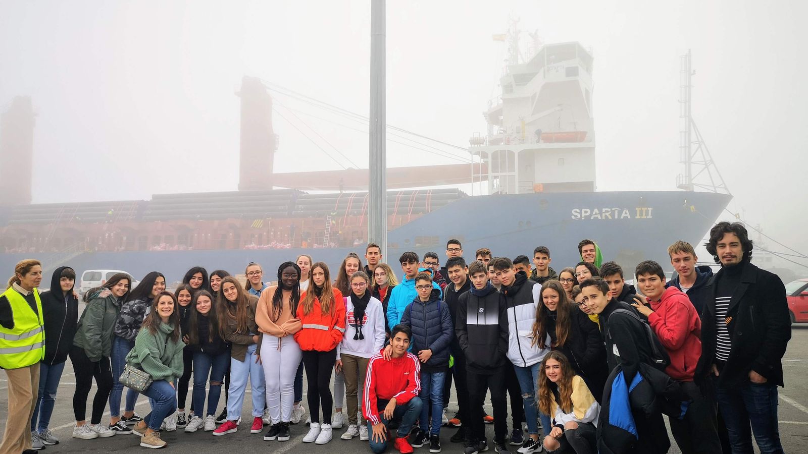 Grupo de alumnos en el transcurso de su visita al Puerto de Almería.