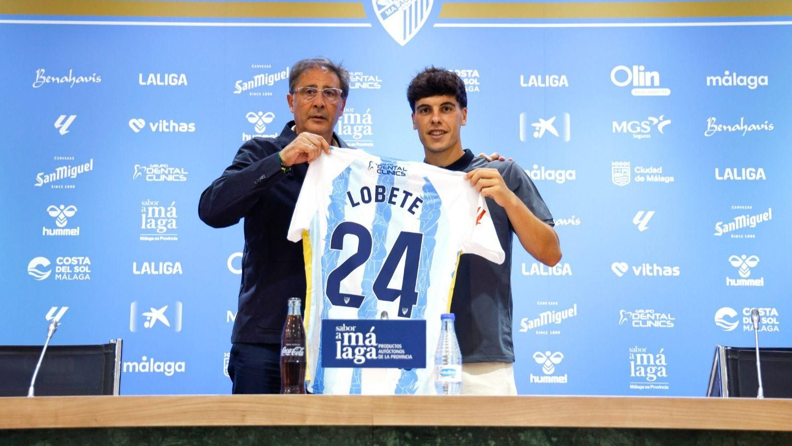 Julen Lobete y Loren Juarros posan con la camiseta del Málaga CF Julen Lobete y Loren Juarros posan con la camiseta del Málaga CF