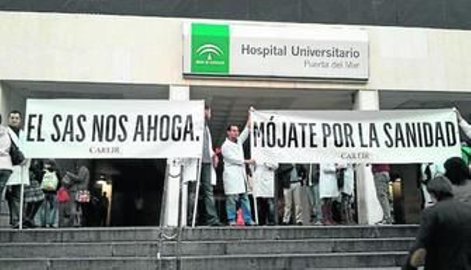 Varios médicos residentes se manifestaron en el Puerta del Mar antes de partir a la concentración en Sevilla, donde acudieron más de 1.500.