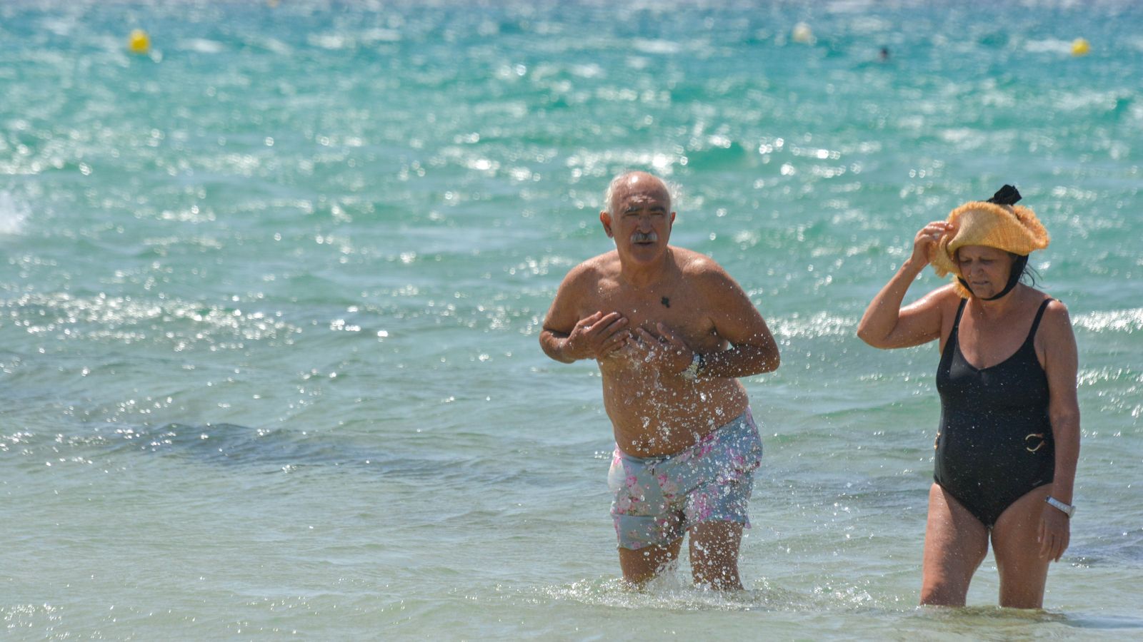 Día de sol y viento en la playa de Bolonia