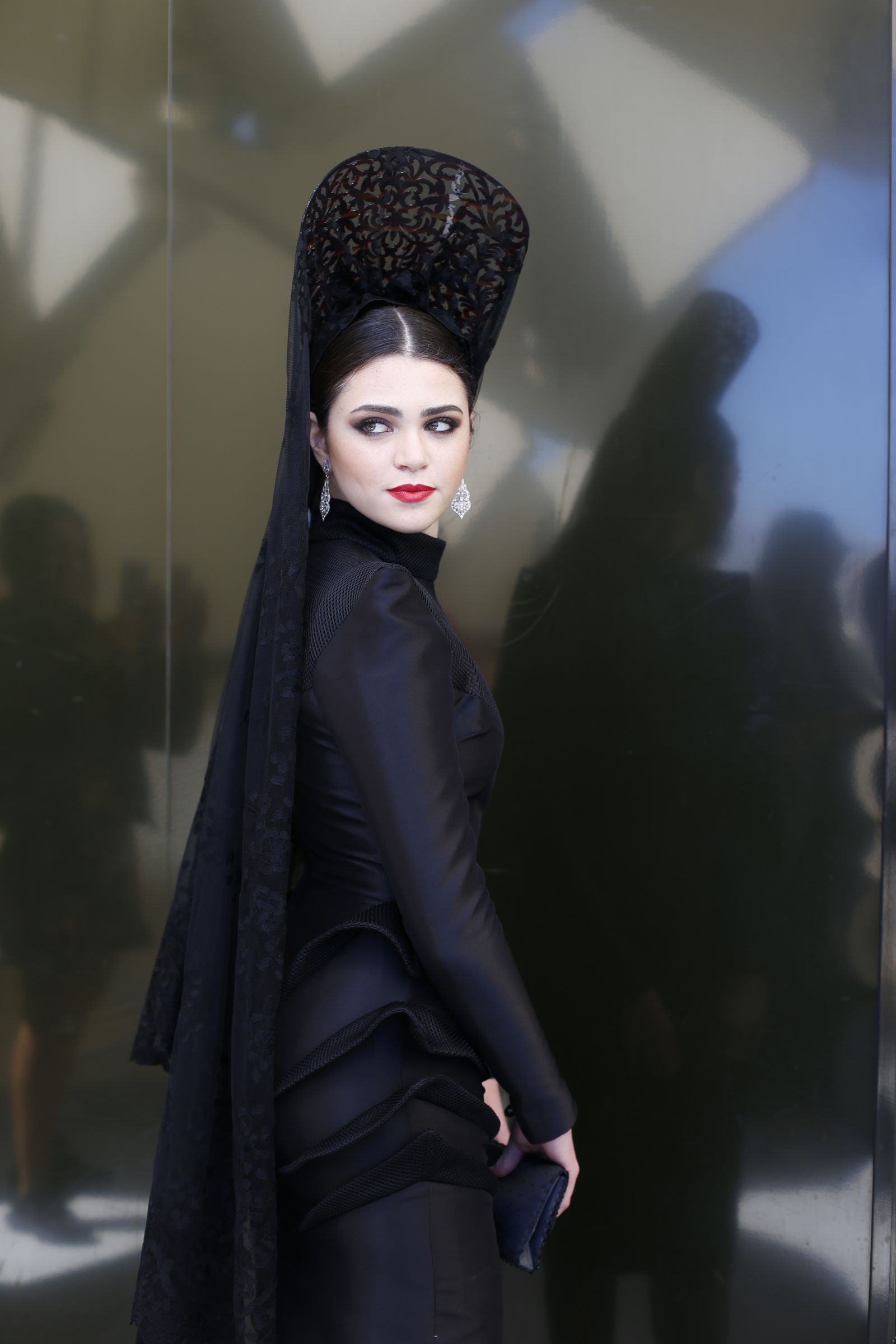 No hay que olvidar que el sentido de este look es mostrar respeto y luto.