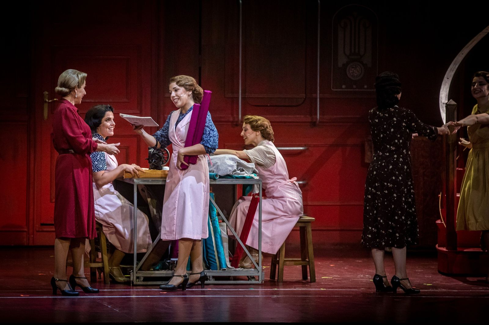 Imágenes del musical 'El tiempo entre costuras' en el Gran Teatro Falla