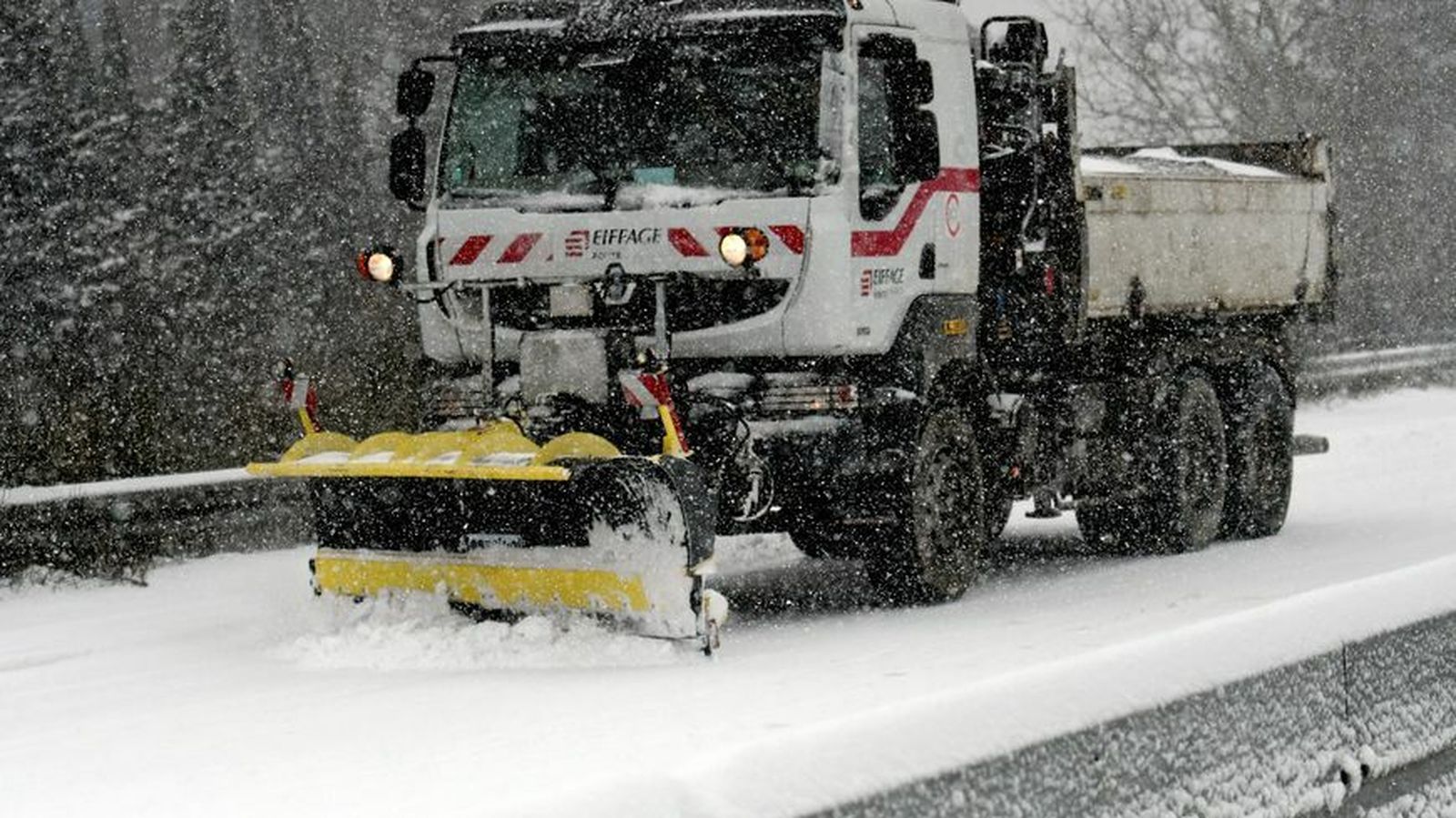 Un camión de Eiffage Infraestructuras trabaja en una carretera andaluza.