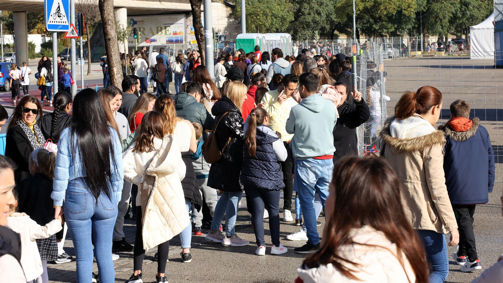 El parque de atracciones de Navidad junto a la Feria volvió a llenarse este sábado El parque de atracciones de Navidad junto a la Feria volvió a llenarse este sábado