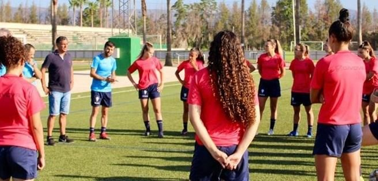 Fran Rodríguez da órdenes a sus jugadoras. Fran Rodríguez da órdenes a sus jugadoras.