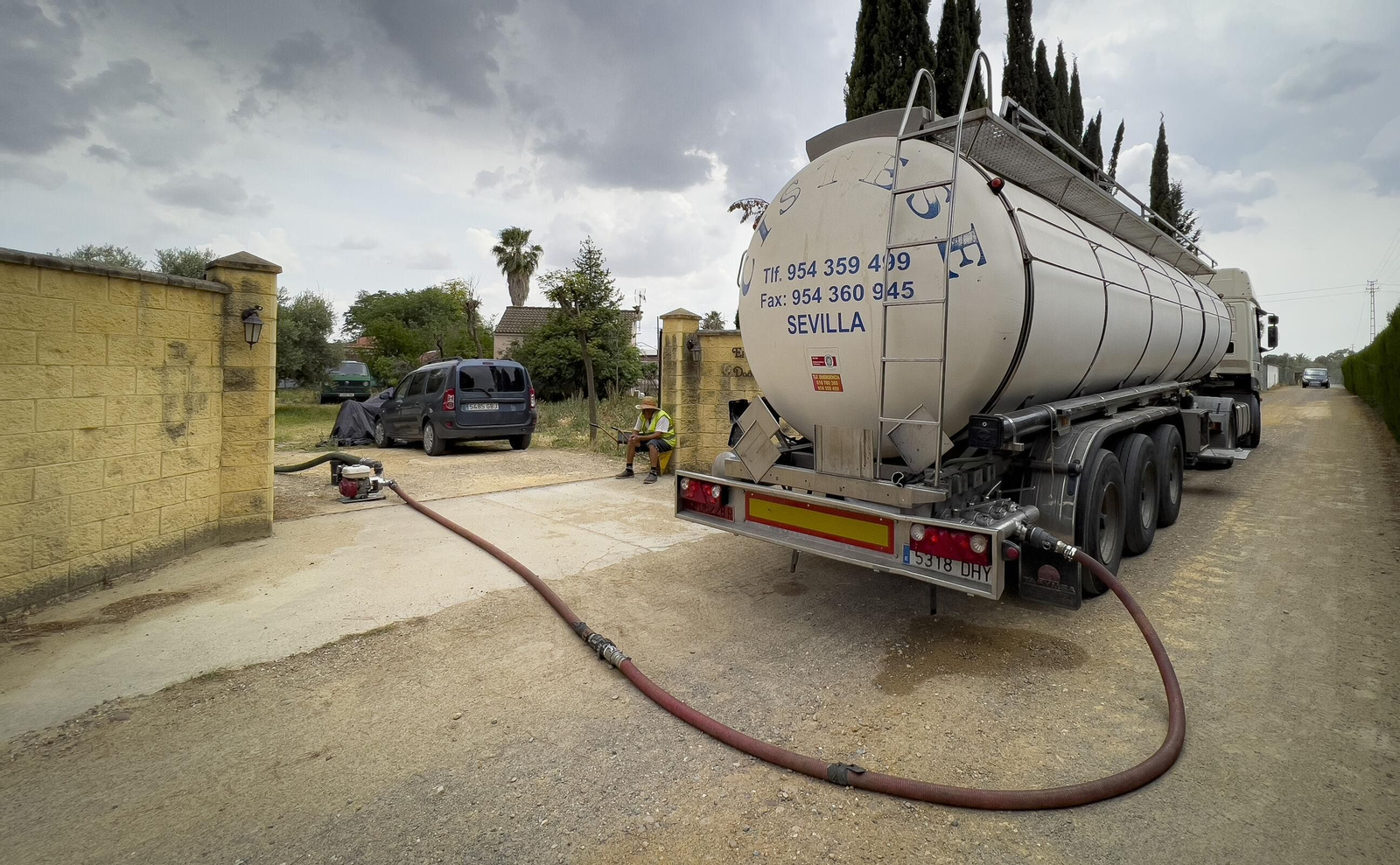 Abastecimiento de agua con camión cisterna.