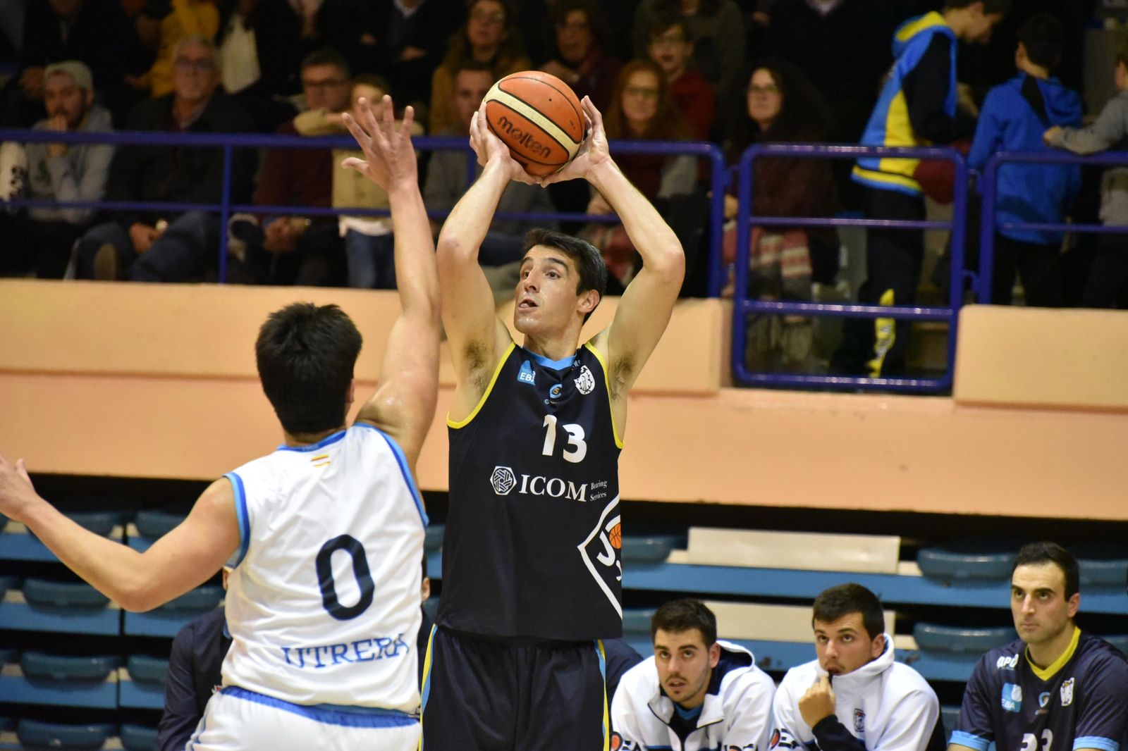 Balmón lanza a canasta en el Udea-Utrera de esta temporada