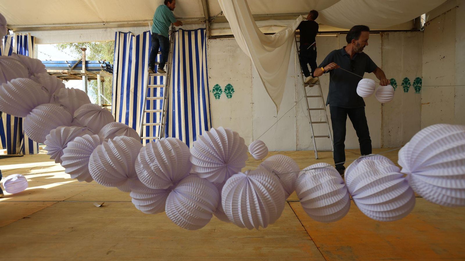 Decoración de las casetas en la Feria del Caballo de Huelva.