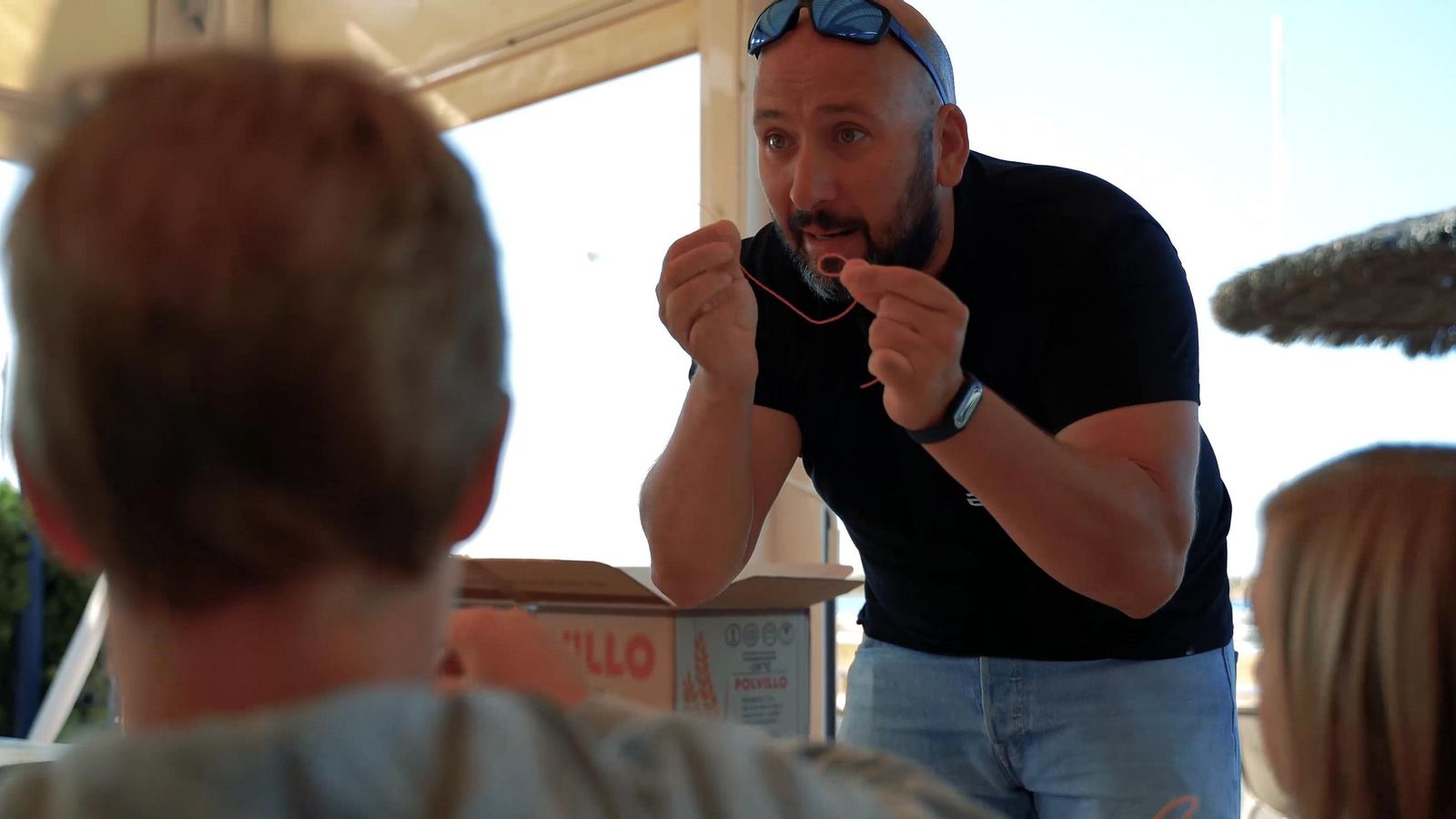 Uno de los monitores de la escuela enseña a hacer nudos a los menores