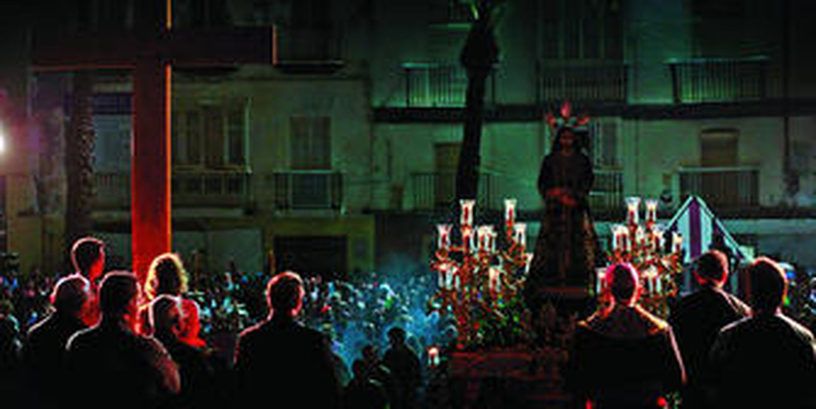 El Cristo del Prendimiento, que fue recibido en la Catedral con varias ovaciones, se giró de frente al altar para presidir la cuarta estación.