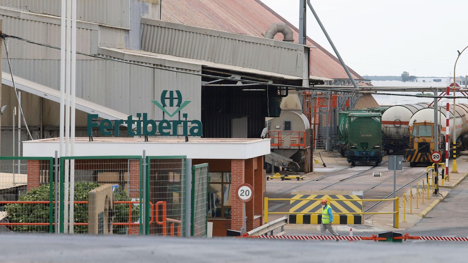 Acceso a las instalaciones de Fertiberia en Palos.