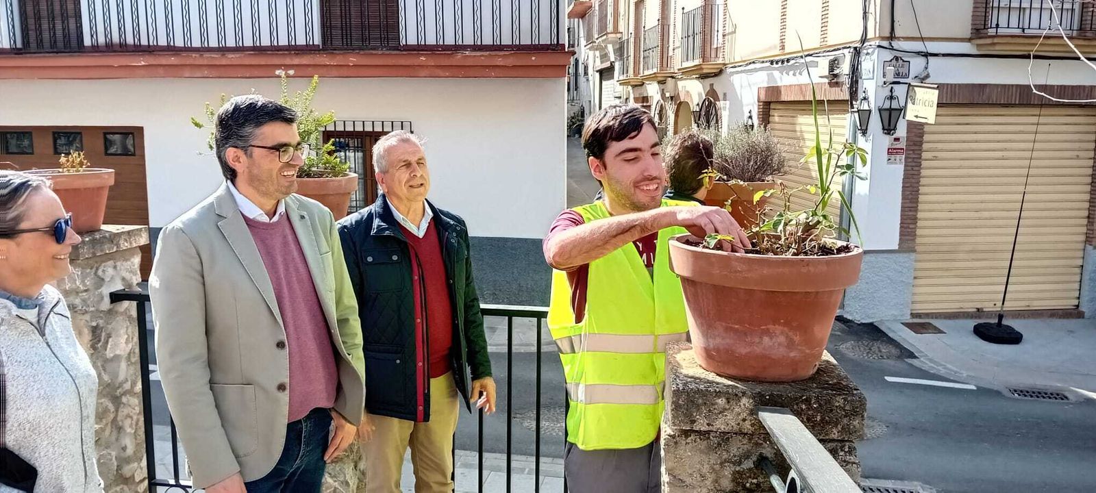El delegado de Empleo, José Javier Martín Cañizares, los jóvenes del programa PEX, y el alcalde de la localidad, Gabriel Gómez