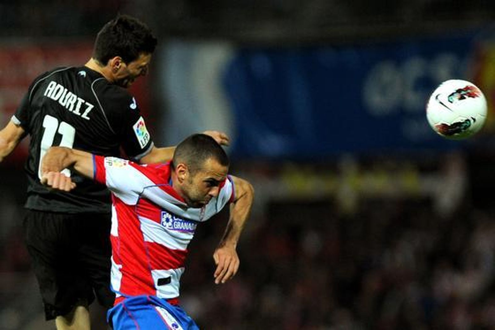 Adúriz gana un balón de cabeza a Borja Gómez. / AFP