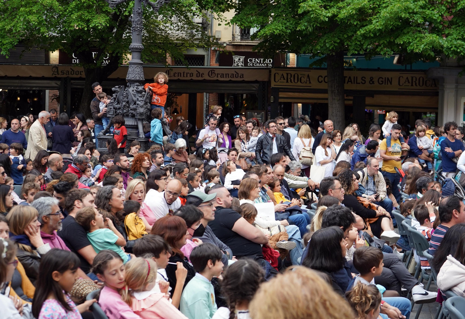 Las mejores fotos de la Noche en Blanco de Granada: del concierto de Xoel López a partidos de baloncesto