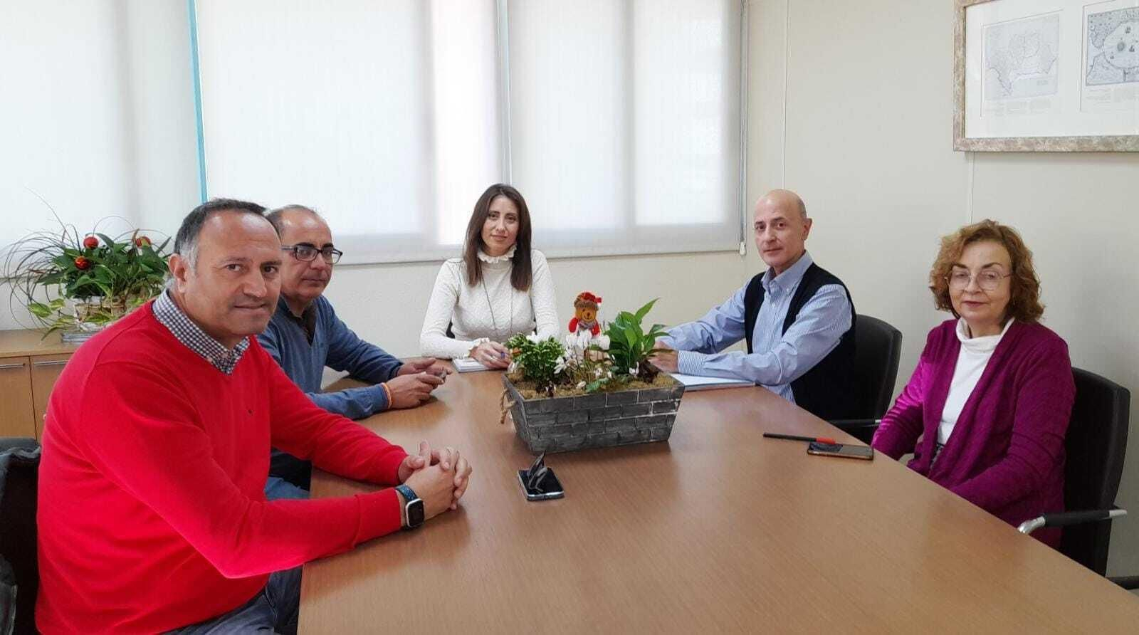 La delegada de Fomento y el alcalde de Felix durante la reunión.