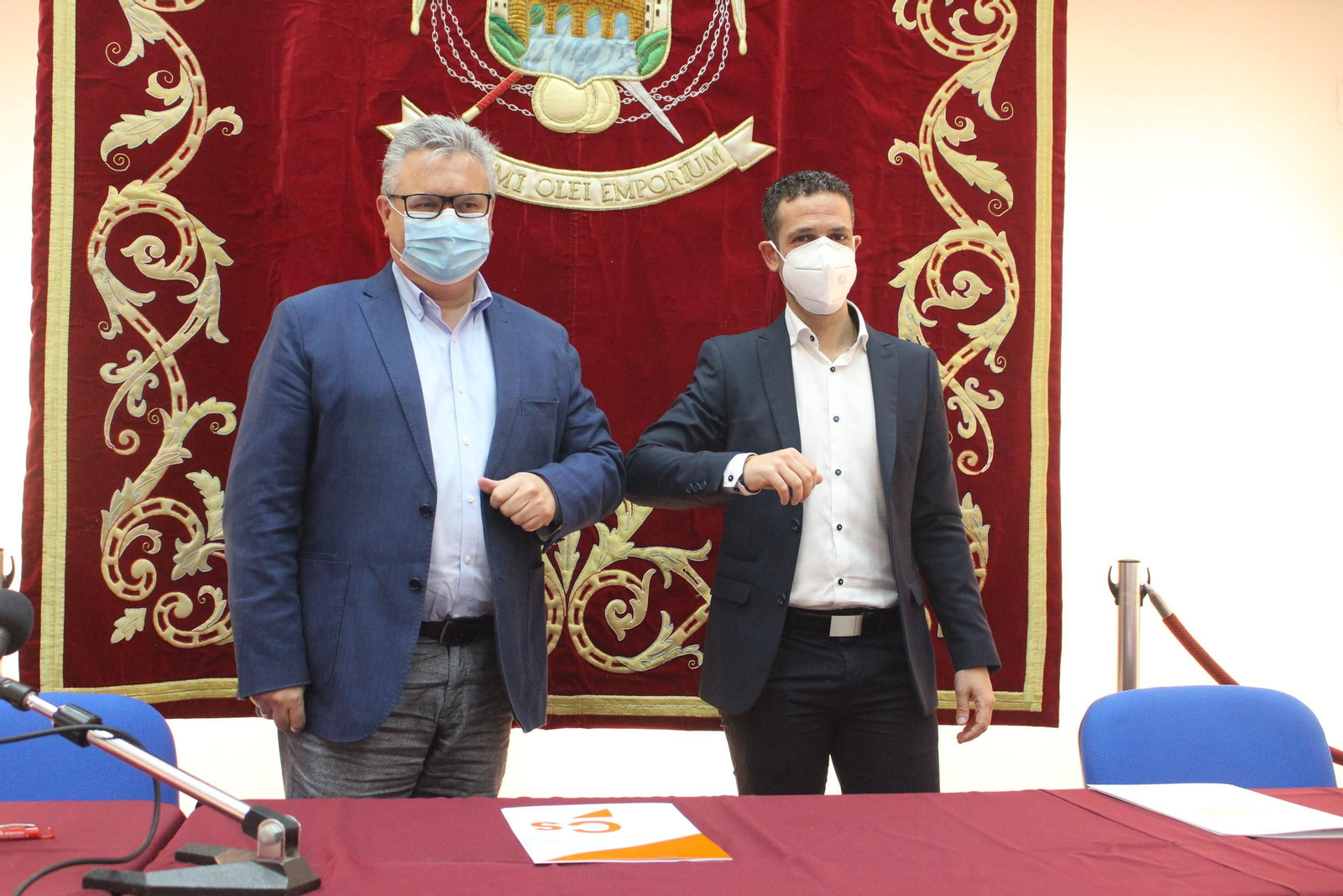 Esteban Morales se choca el codo con el concejal de Cs, Chencho Moreno.