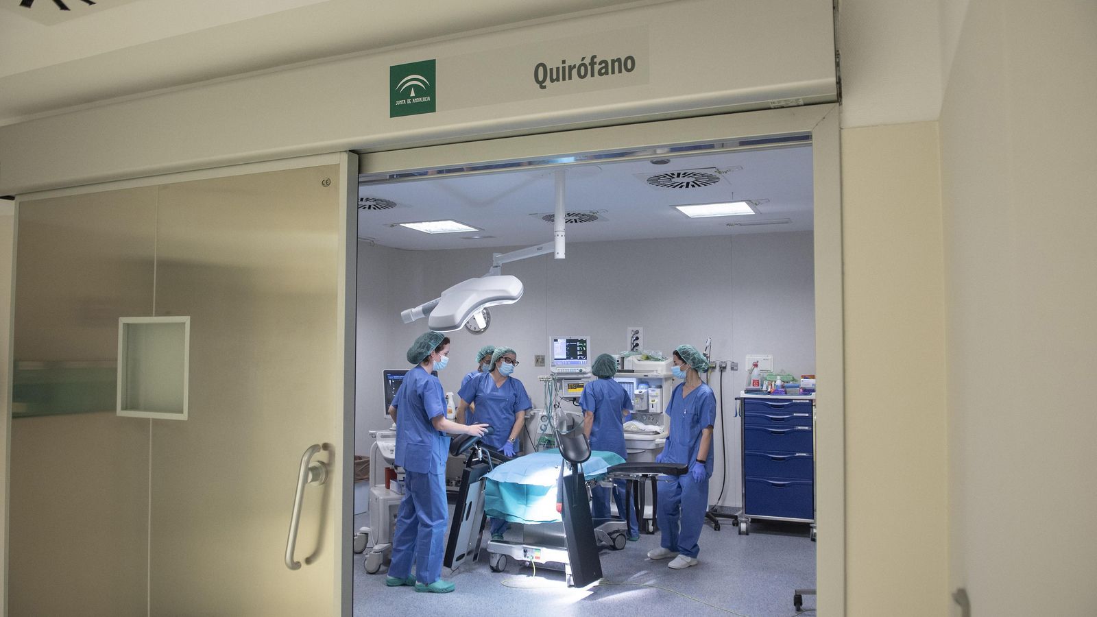 Especialistas trabajan en un quirófano de la Unidad de Reproducción Asistida en el Hospital de Valme. Especialistas trabajan en un quirófano de la Unidad de Reproducción Asistida en el Hospital de Valme.