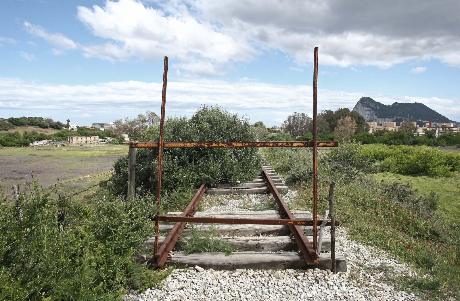 La vía del tren que llega hasta el término municipal de La Línea, entre la calle Cartagena y la avenida de las Industrias.
