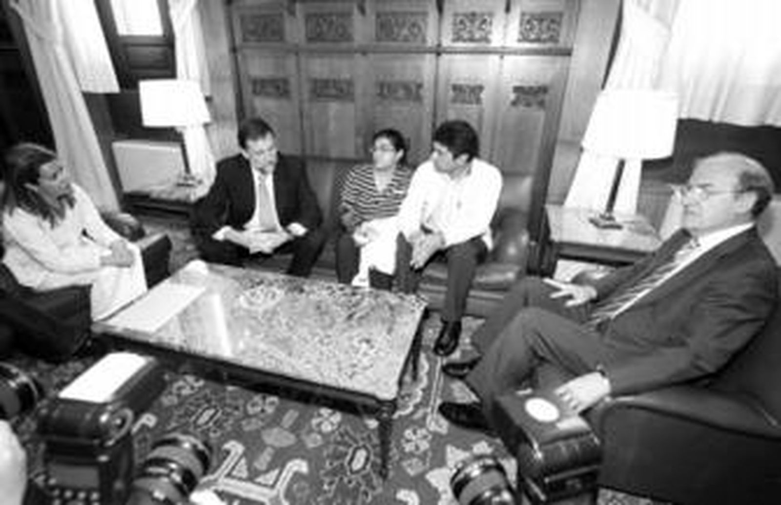 Soraya Sáenz de Santamaría, Mariano Rajoy y Pedro Rodríguez, reunidos ayer con Juan José Cortés e Irene Suárez en Madrid.