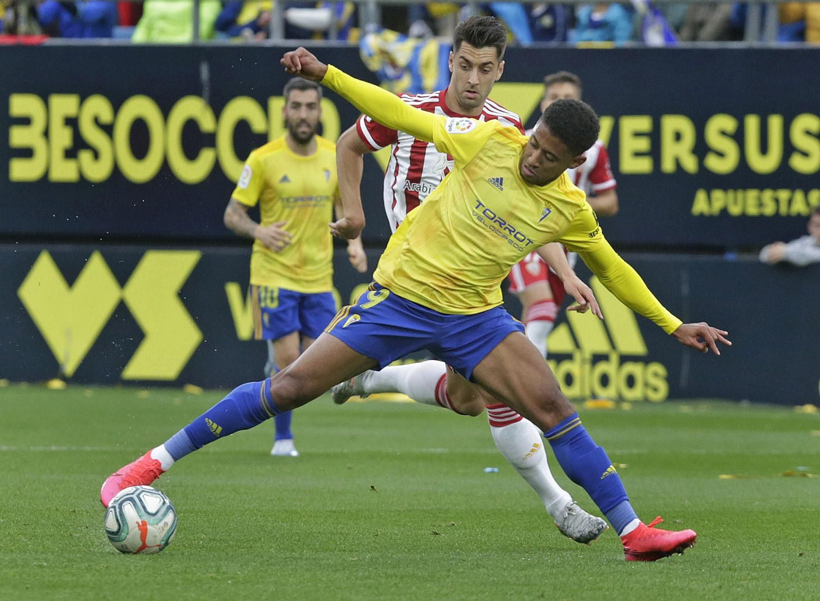 Lozano, con el balón ante un un rival en el partido contra el Almería.