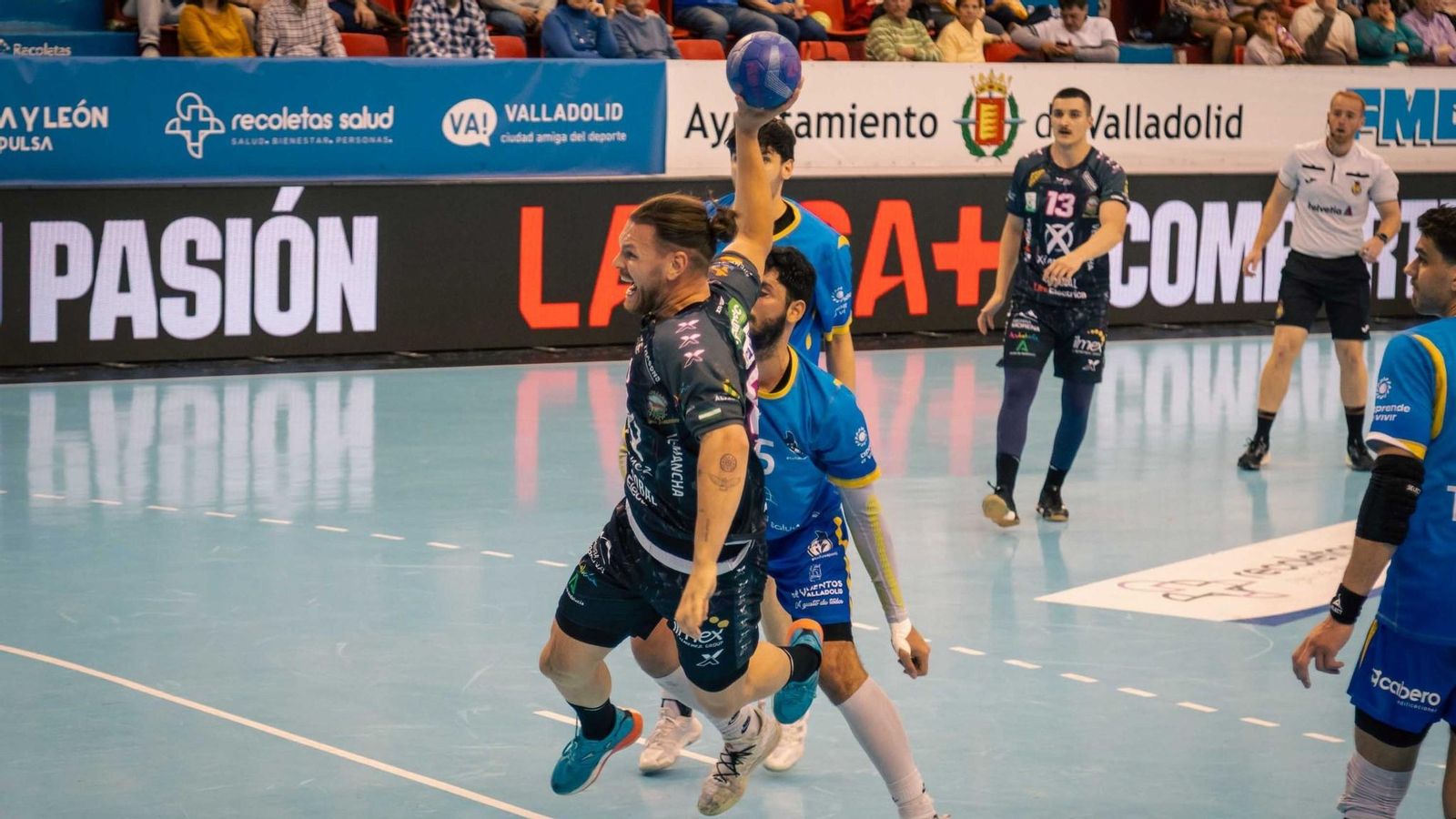 Ramos culmina un ataque del Ángel Ximénez en el partido ante el Atlético Valladolid.