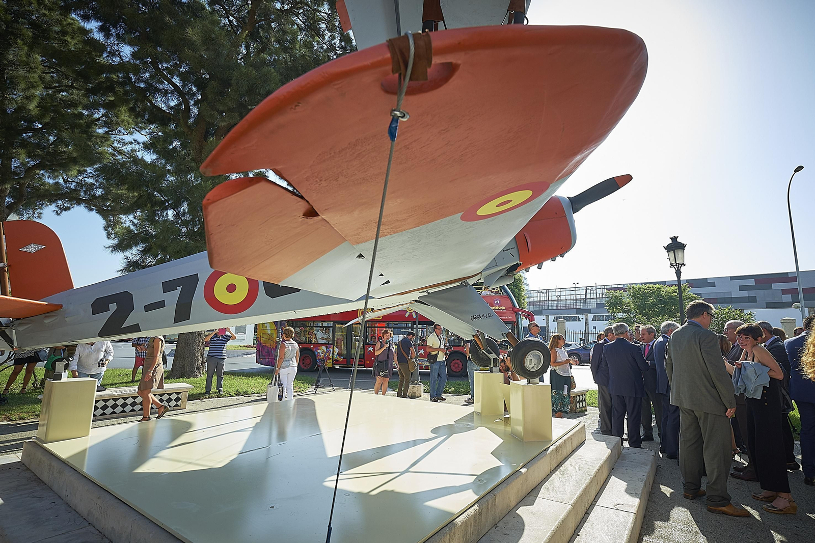 El avión expuesto en la Plaza de España y que los jubilados de la compañía se encargan de mantener y restaurar.