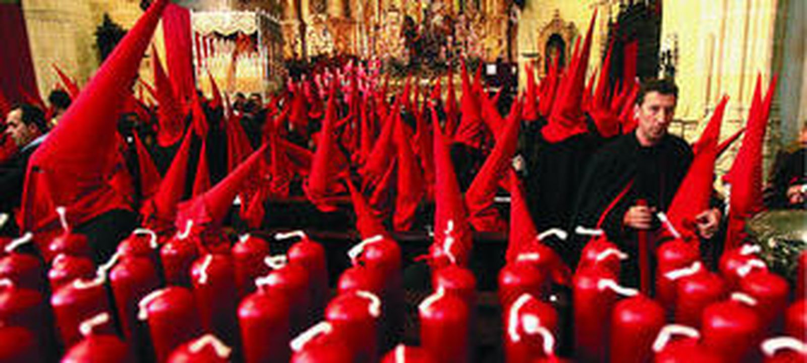 Los hermanos aguardan ayer el momento de iniciar la estación de penitencia en el interior de San Mateo.