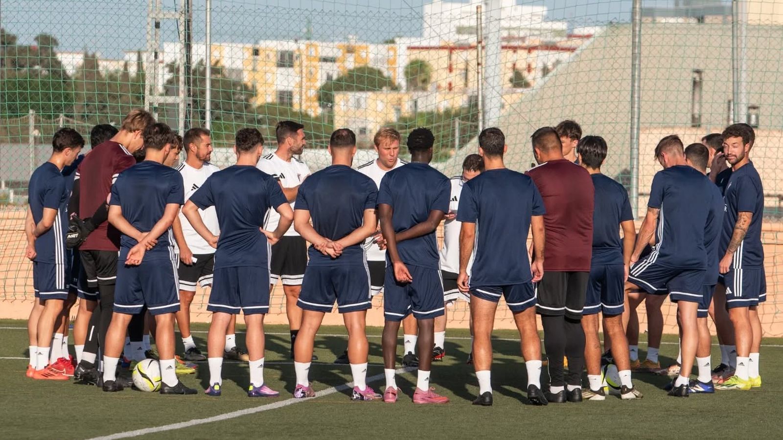 Piña del cuerpo técnico con su plantilla en un entrenamiento.