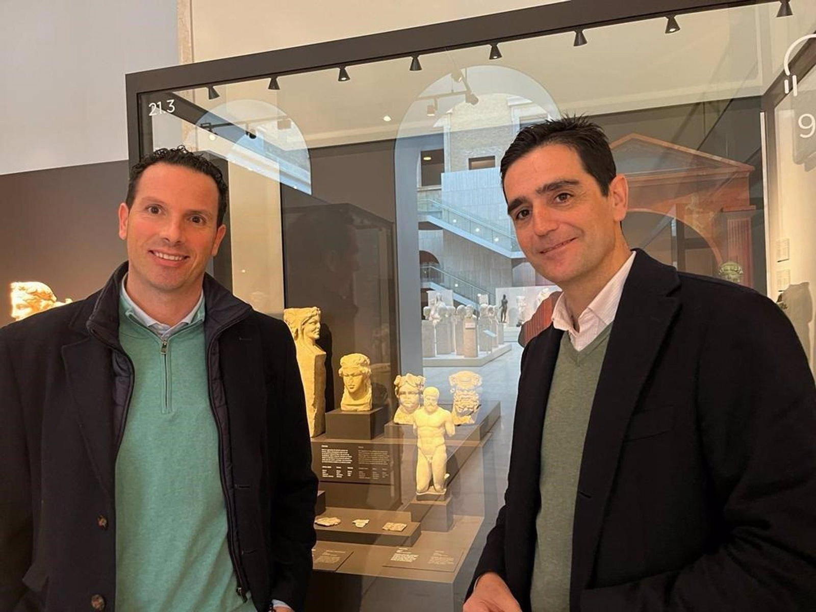 Marino Aguilera junto a José Francisco Moyano, ante la vitrina del Museo Arqueológico Nacional en la que se expone el Hércules