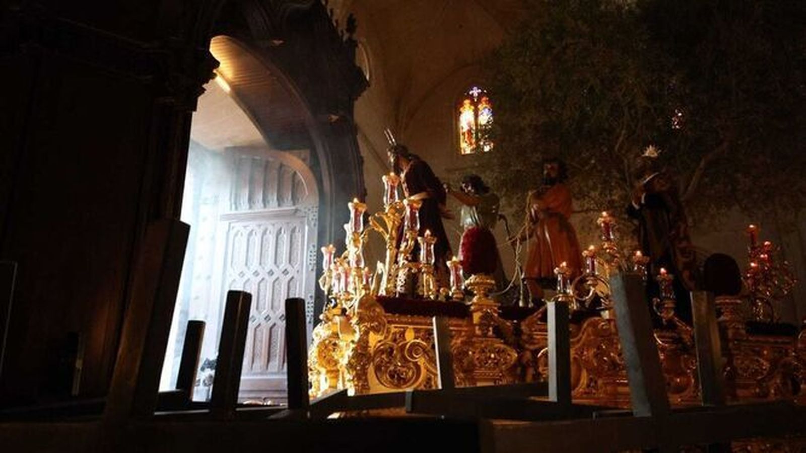 Nuestro Padre Jesús del Prendimiento saliendo de la iglesia de Santiago.