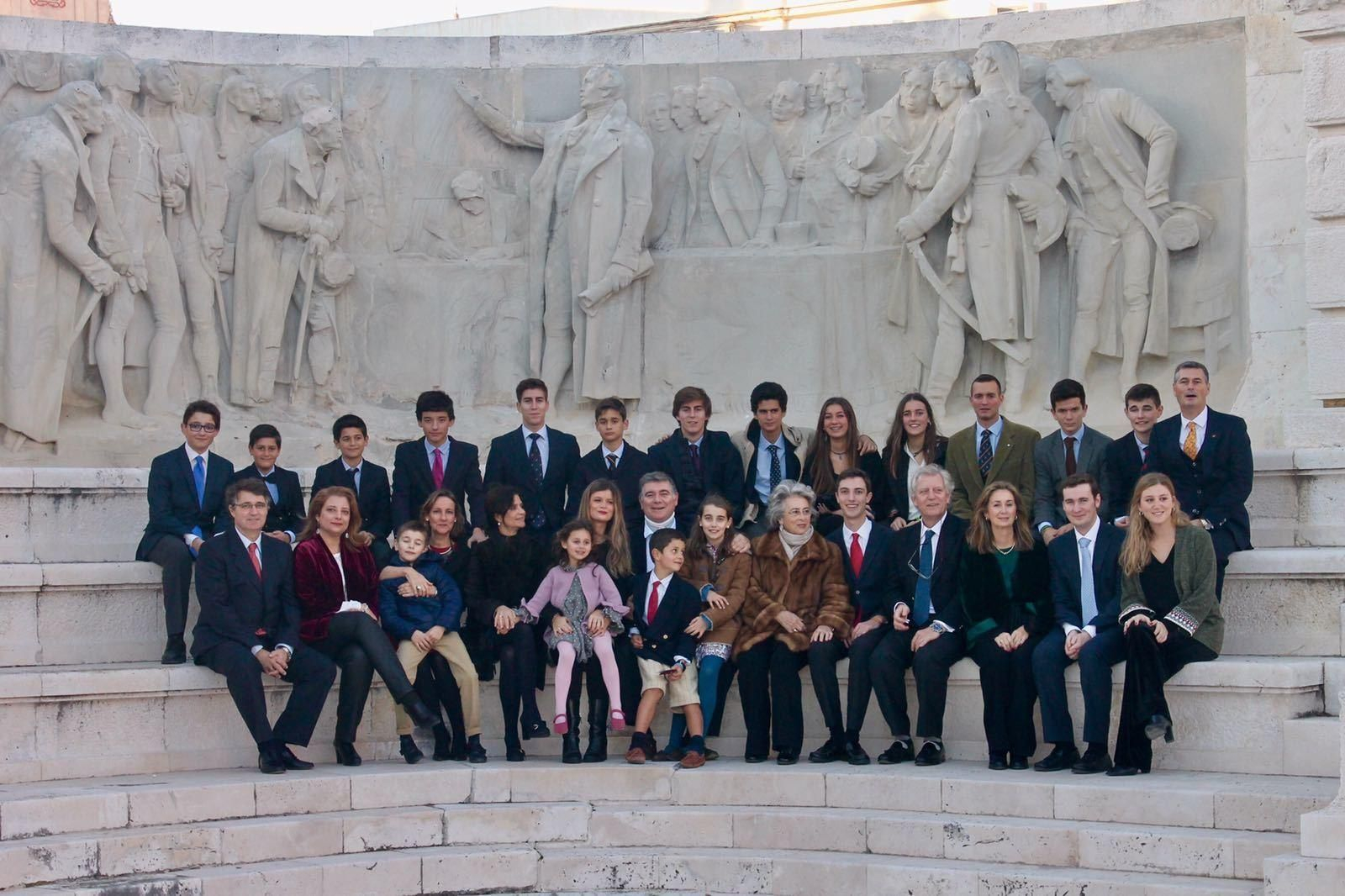 Reyes de las Paz Jiménez con sus hijos, Reyes, Ángel, Javier y Manolo Cervera de la Paz, Federico Carvajal, Cristina Cuerda, Marta López de Ayala, Silvia Sáenz de Santamaría y  veintiuno de sus nietos, durante la reunión familiar.