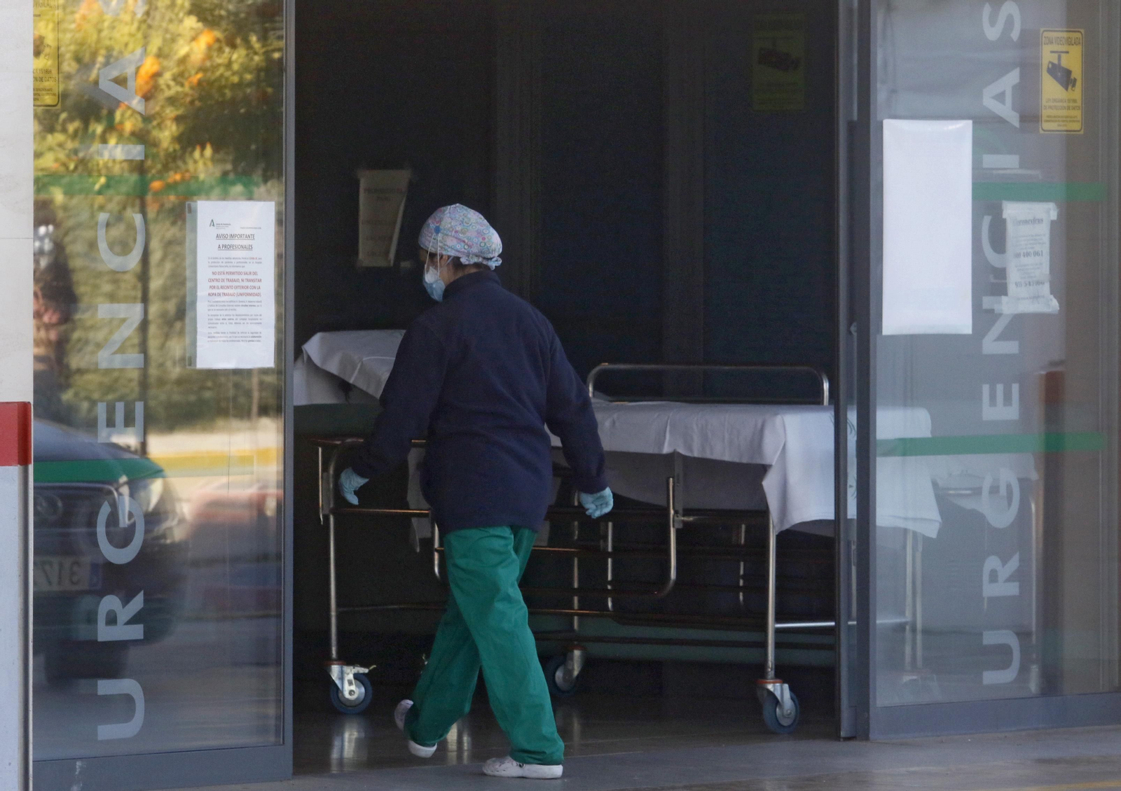 Un profesional sanitario accede al área de Urgencias del Hospital Reina Sofía.