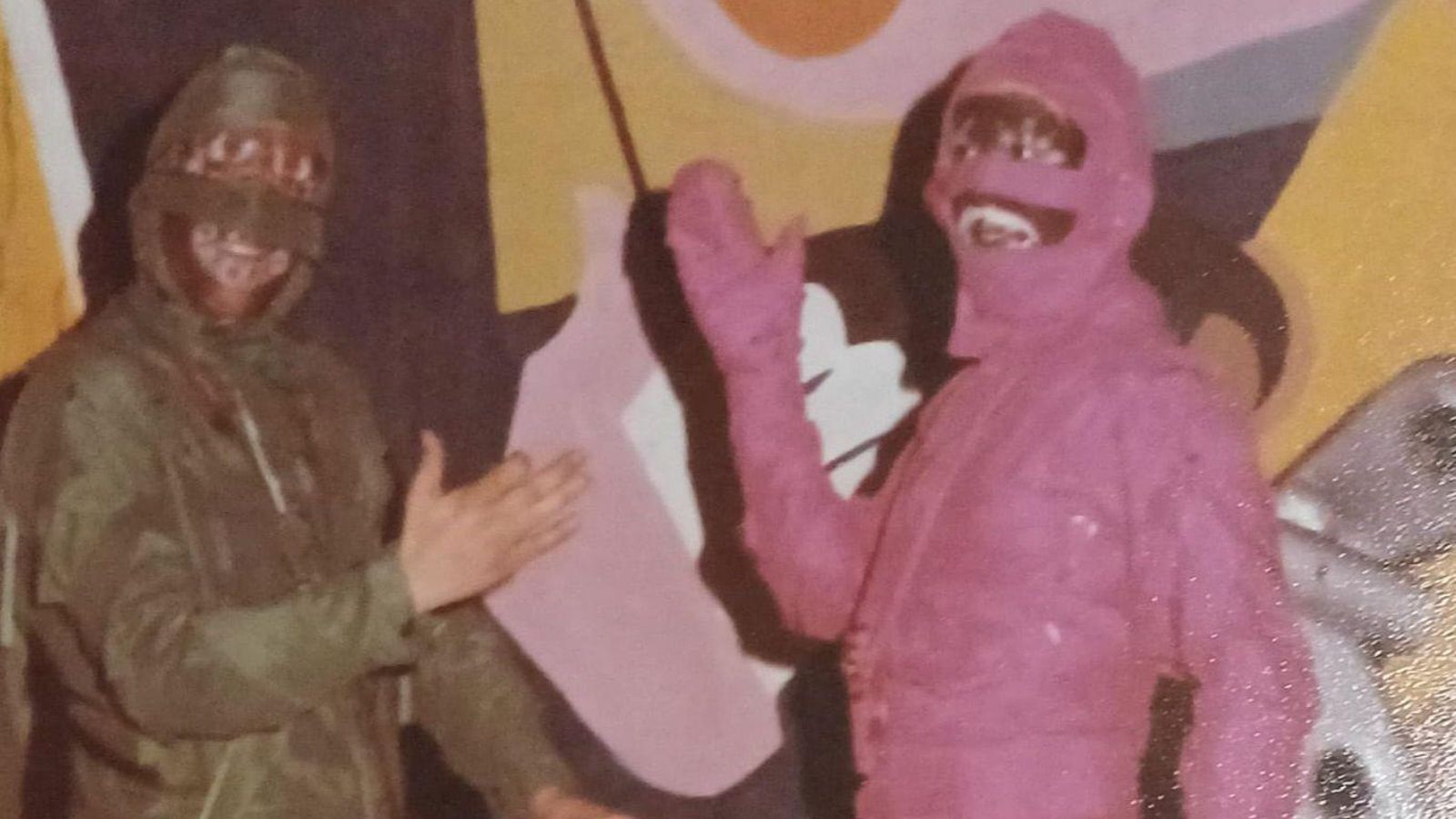 Chico Cornejo, izquierda, con su hermano Cristóbal en 'Las momia de güete...'.