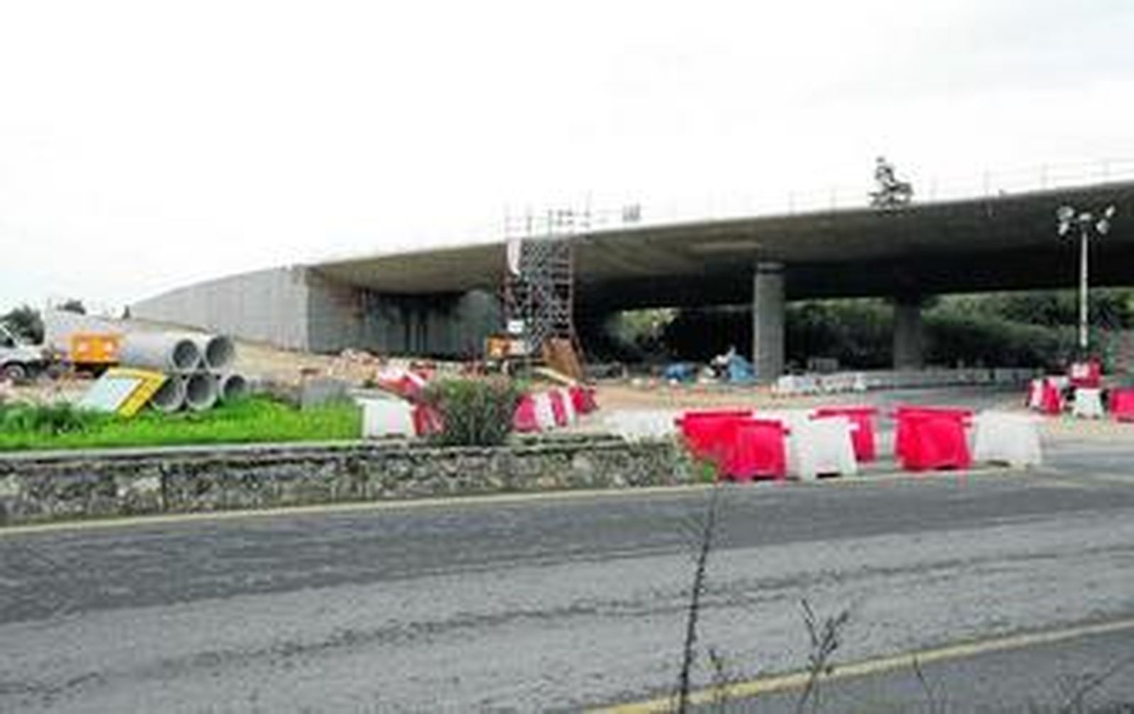 Obras de duplicación del puente sobre la rotonda de Molino Platero.